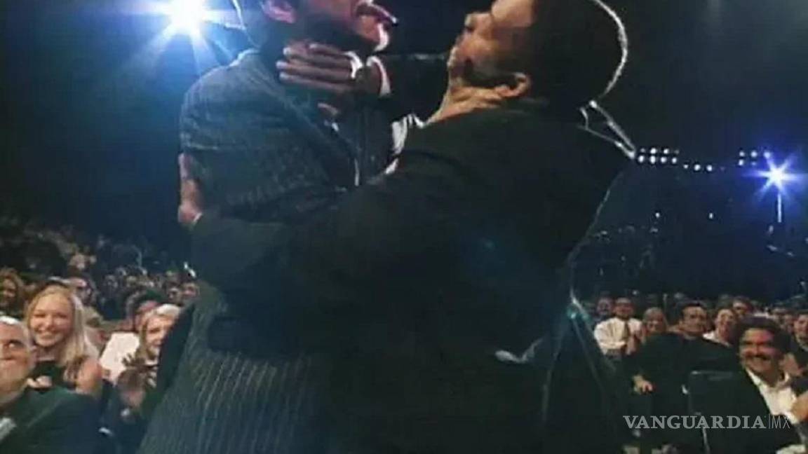 $!En otro momento de esos MTV Movie Awards, Jim Carrey trató de besar a Will Smith después de que este ganara el premio al “Mejor Beso”