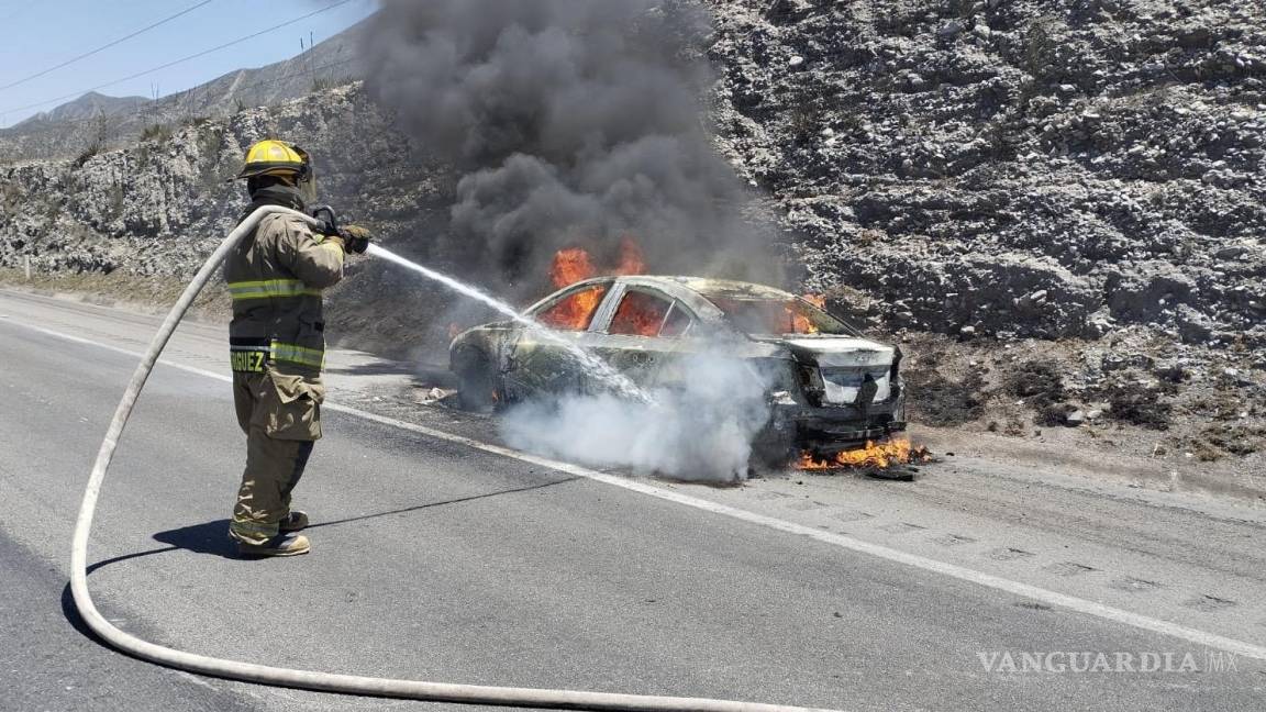 Va a visitar a su familia e incendio frustra sus planes en carretera Monterrey-Saltillo; auto queda deshecho
