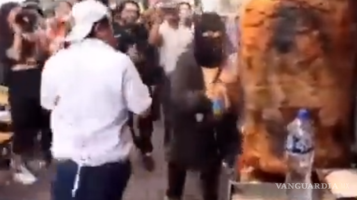 Mujeres atacan a trompo de pastor ‘opresor’ en taquería (video)