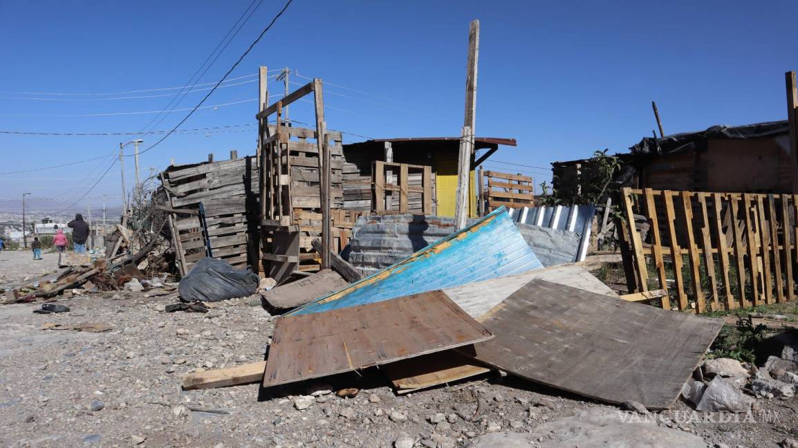 $!Tarimas y lonas volaron en el sector 5 de Morelos; habitantes luchan contra las secuelas del viento.