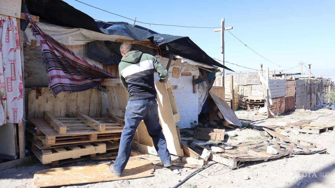 $!La penumbra envolvió a la colonia Morelos, mientras que por la mañana residentes repararon daños causados por vientos intensos.