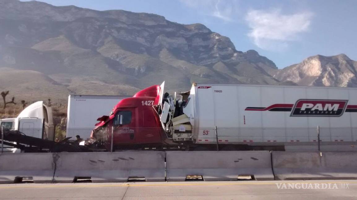 $!Chocan vehículos de carga en la carretera Saltillo-Monterrey