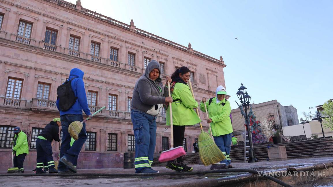 $!Grafitis y daños en las ventanas del Palacio de Gobierno del Estado de Coahuila, uno de los múltiples lugares intervenidos durante la marcha feminista.