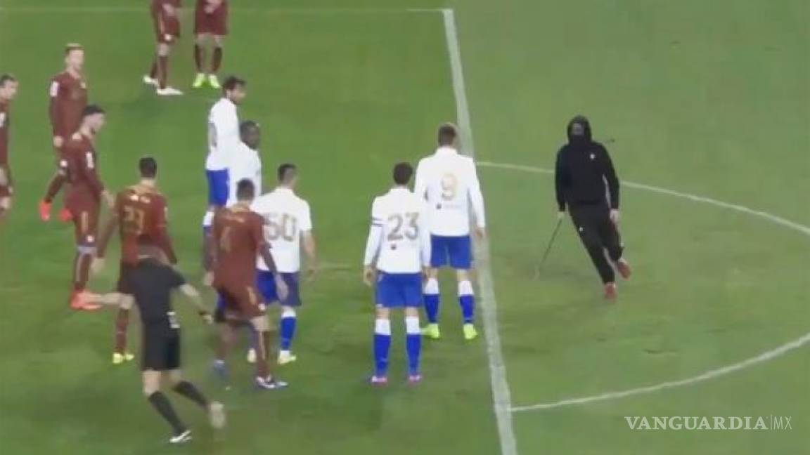 En Croacia los jugadores defendieron a un árbitro de la agresión de un encapuchado
