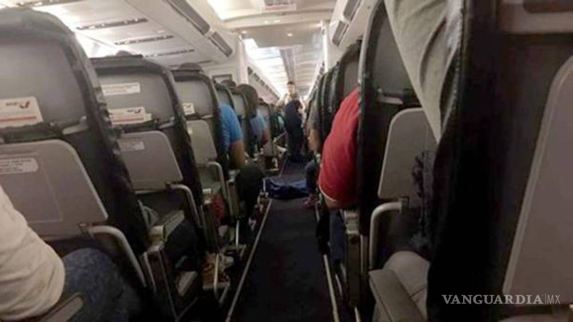 Aerolínea obligó a pasajeros a volar con un cadáver tendido en el pasillo
