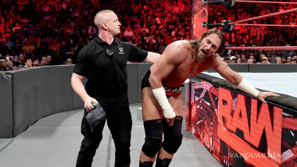 El momento de la lesión de Big Cass en una lucha en vivo