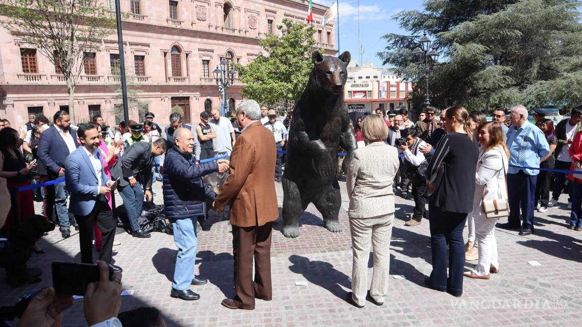 Saltillo: Develan escultura de familia de osos en Paseo Capital