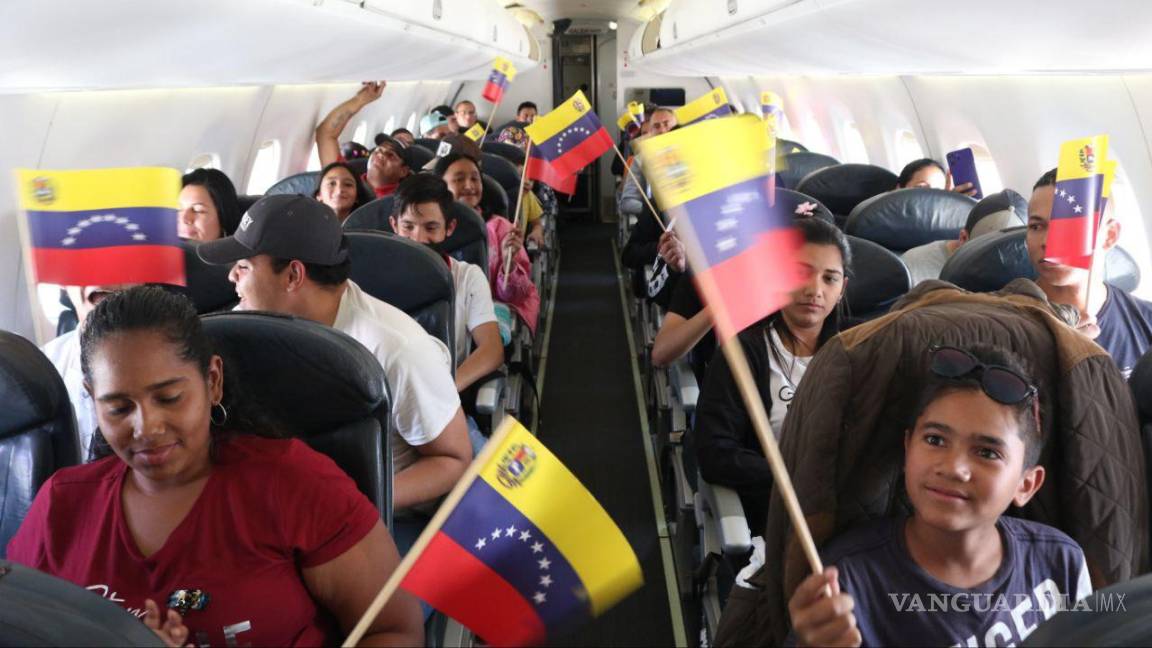 ¿Gobierno de AMLO regala dinero a venezolanos?... ‘Vuelta a la patria’ convenio con Nicolás Maduro brinda apoyo de 110 dólares mensuales a deportados desde México