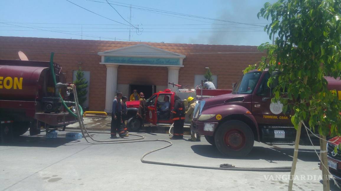 $!Incendio arrasa con salón de fiestas en Torreón