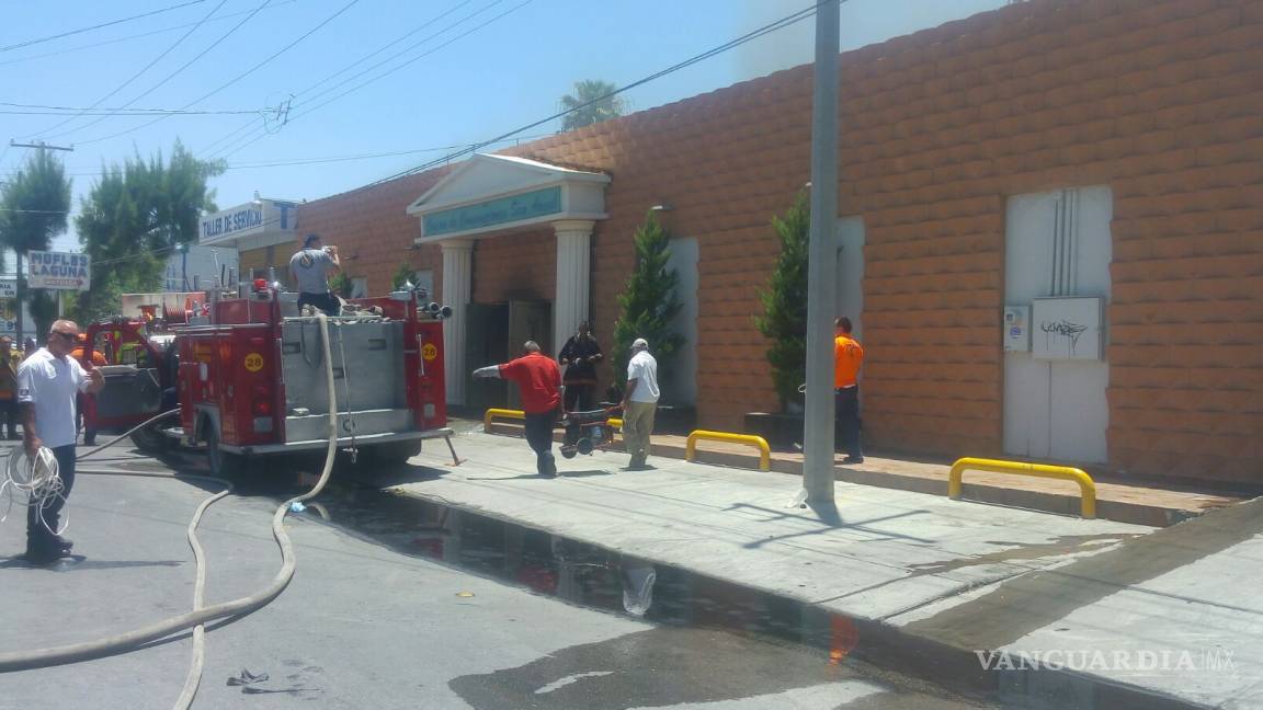 Incendio arrasa con salón de fiestas en Torreón