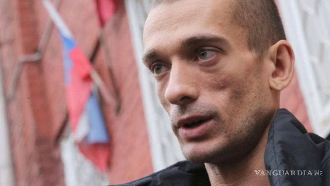 Por temor el polémico artista Pavlenski huye de Rusia