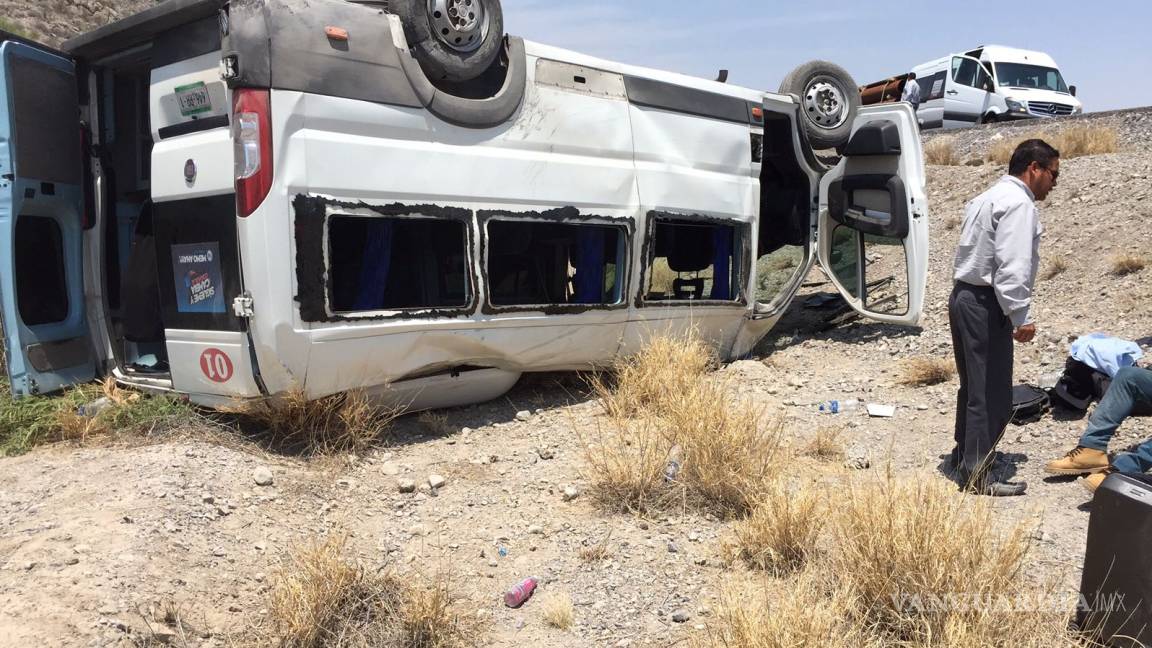 Vuelca vehículo con periodistas en Torreón, hay nueve lesionados