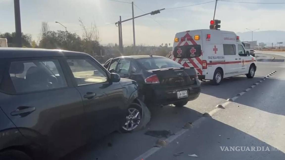 Vehículo se adueña de bulevar y causa choque contra camioneta en Saltillo