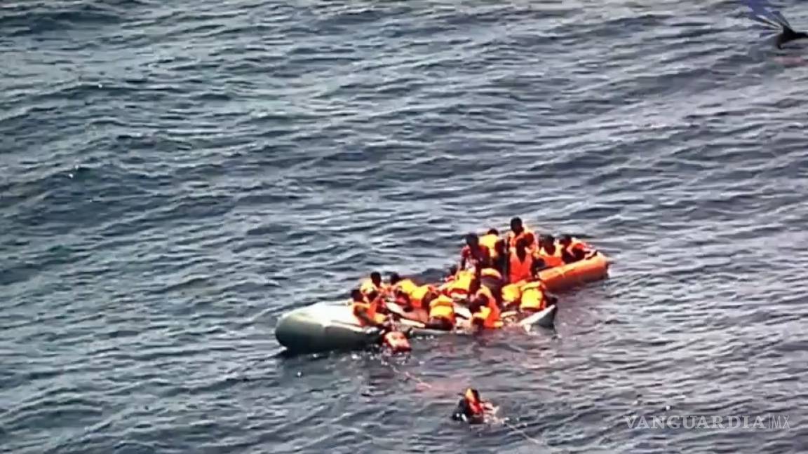 Rescatan a migrantes tras incendio de balsa en el Mediterráneo