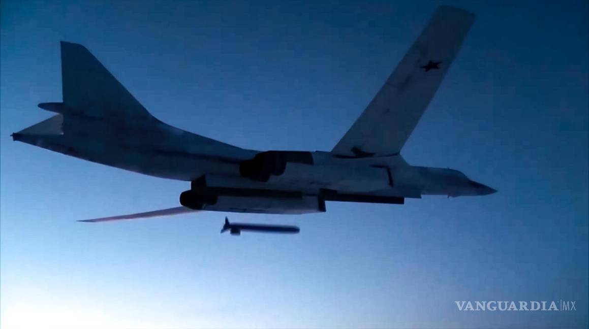 $!Un bombardero estratégico ruso Tu-160 dispara un misil de crucero contra objetivos de prueba, durante unos ejercicios militares en Rusia.