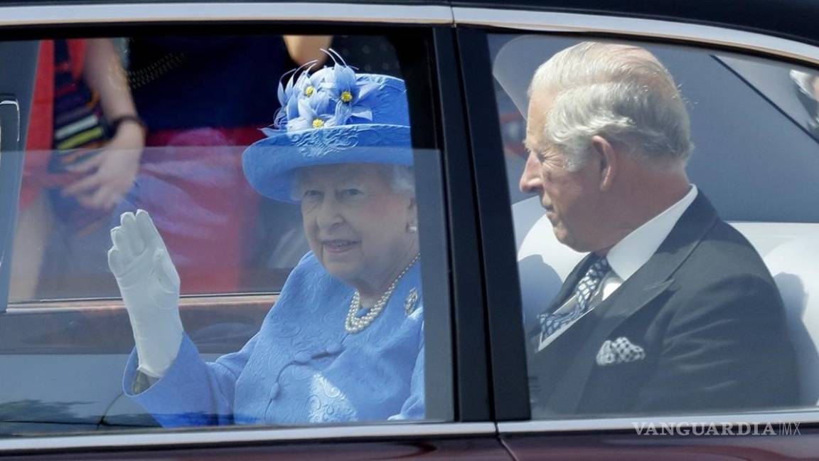 Denuncian a la reina Isabel por no usar cinturón de seguridad en su auto