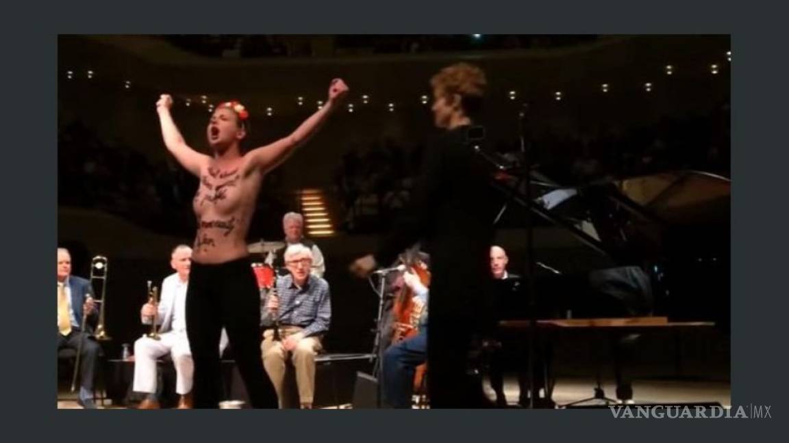 Irrumpen activistas de Femen en concierto de Woody Allen en Hamburgo