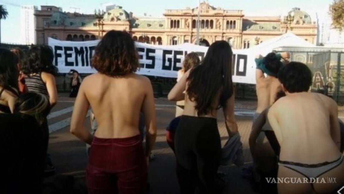 Desnudas, mujeres protestan contra feminicidios en Argentina
