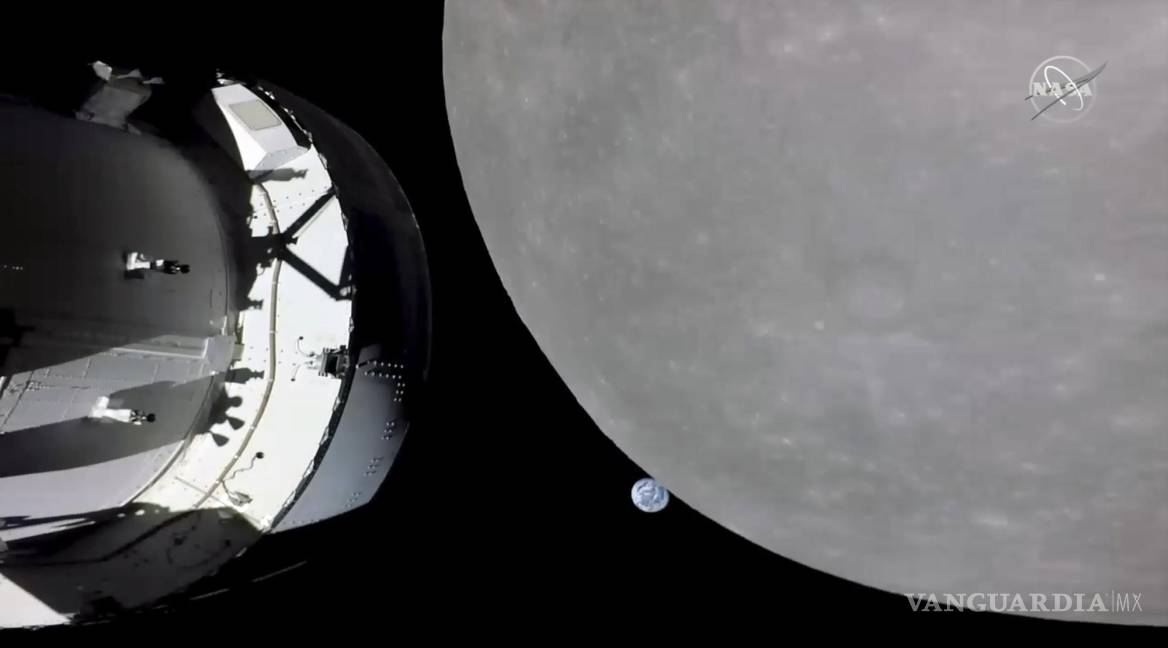 $!Esta captura de pantalla de NASA TV muestra la cápsula Orion de la NASA, a la izquierda, acercándose a la luna, a la derecha.