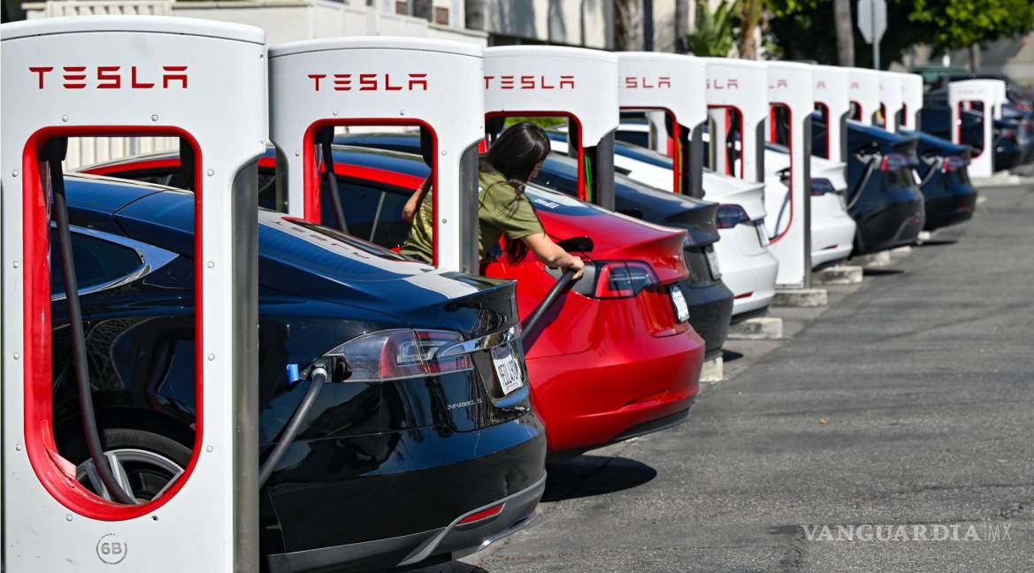 $!Los conductores cargan sus Teslas en Santa Ana, California.