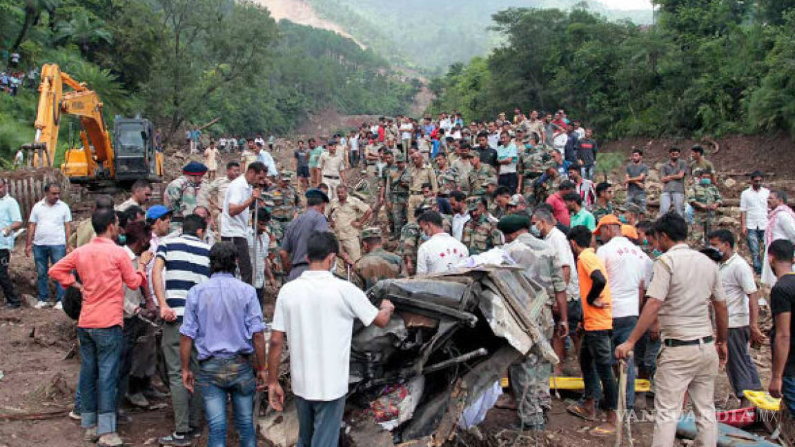 Al menos 46 muertos deja derrumbe en carretera de la India