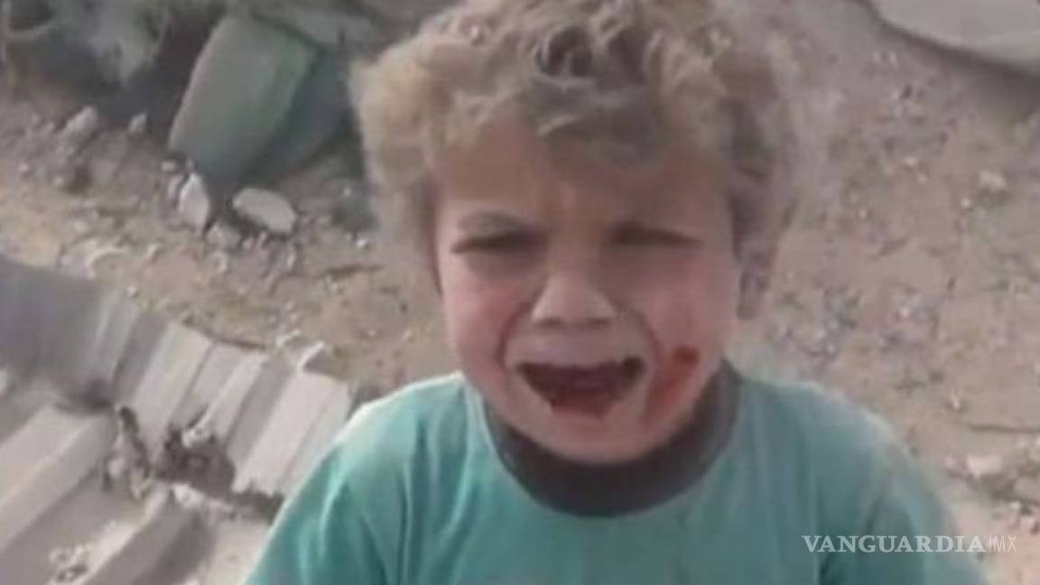 Niño llora y pregunta por madre luego de bombardeo en Siria
