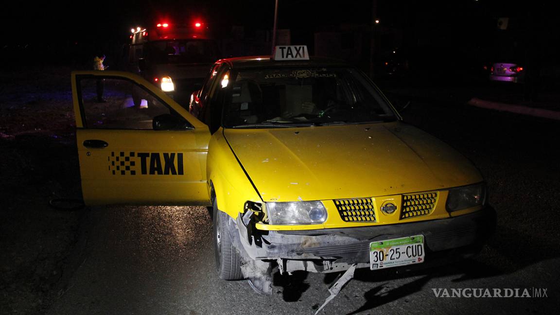 Taxista se pasa alto y choca con compacto en Saltillo