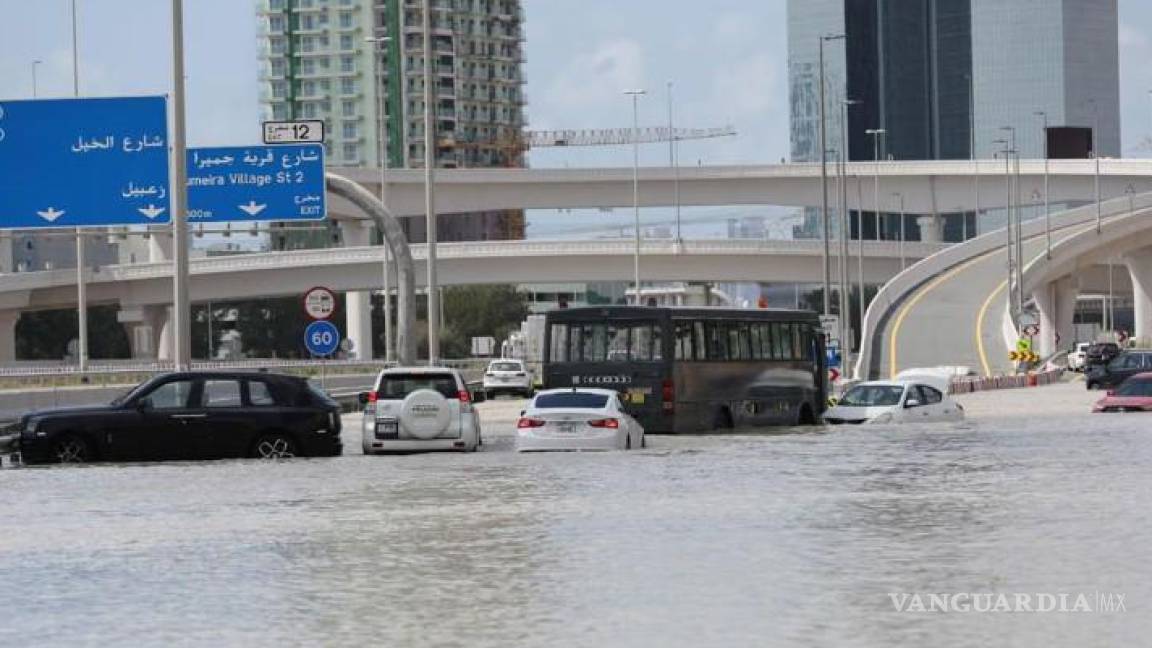 Entran en pánico viajeros varados en aeropuerto inundado en Dubai