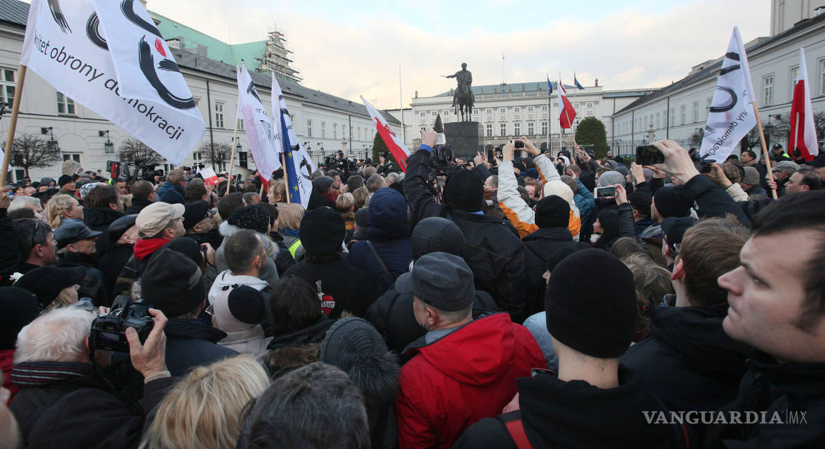 $!Miles de polacos se manifiestan en Varsovia por democracia y contra Gobierno