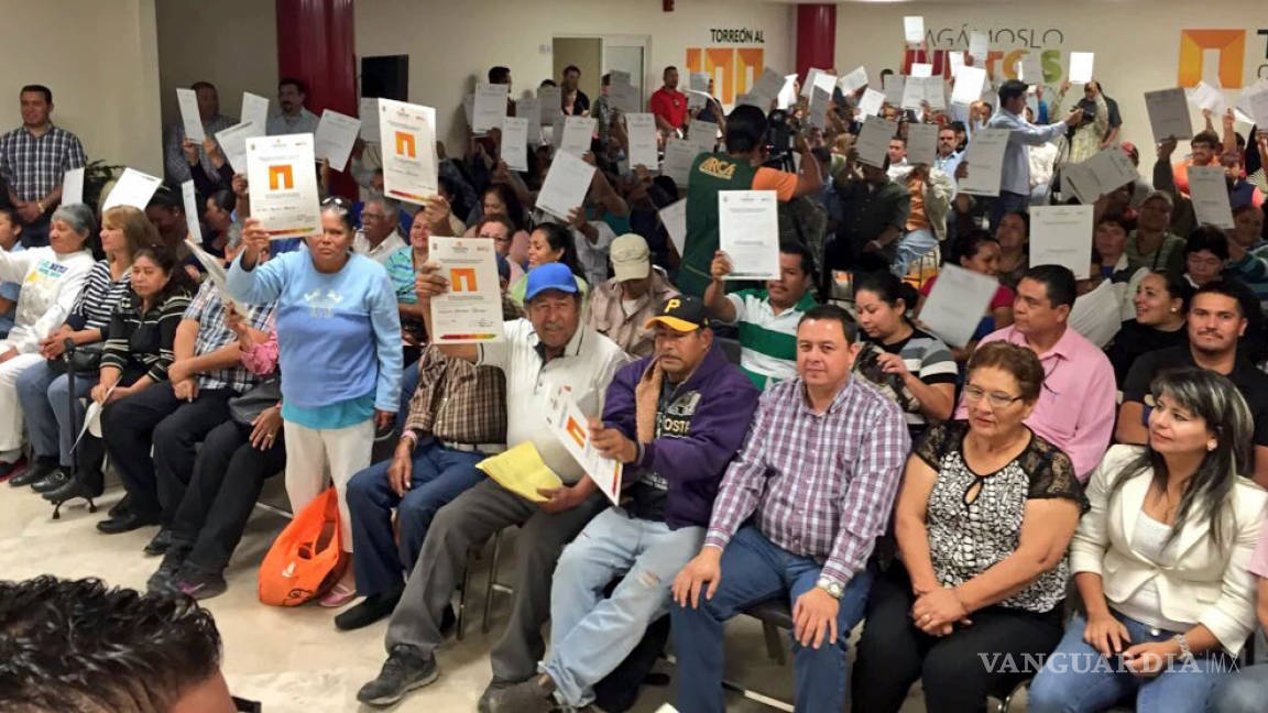 Entregan escrituras a familias de Torreón