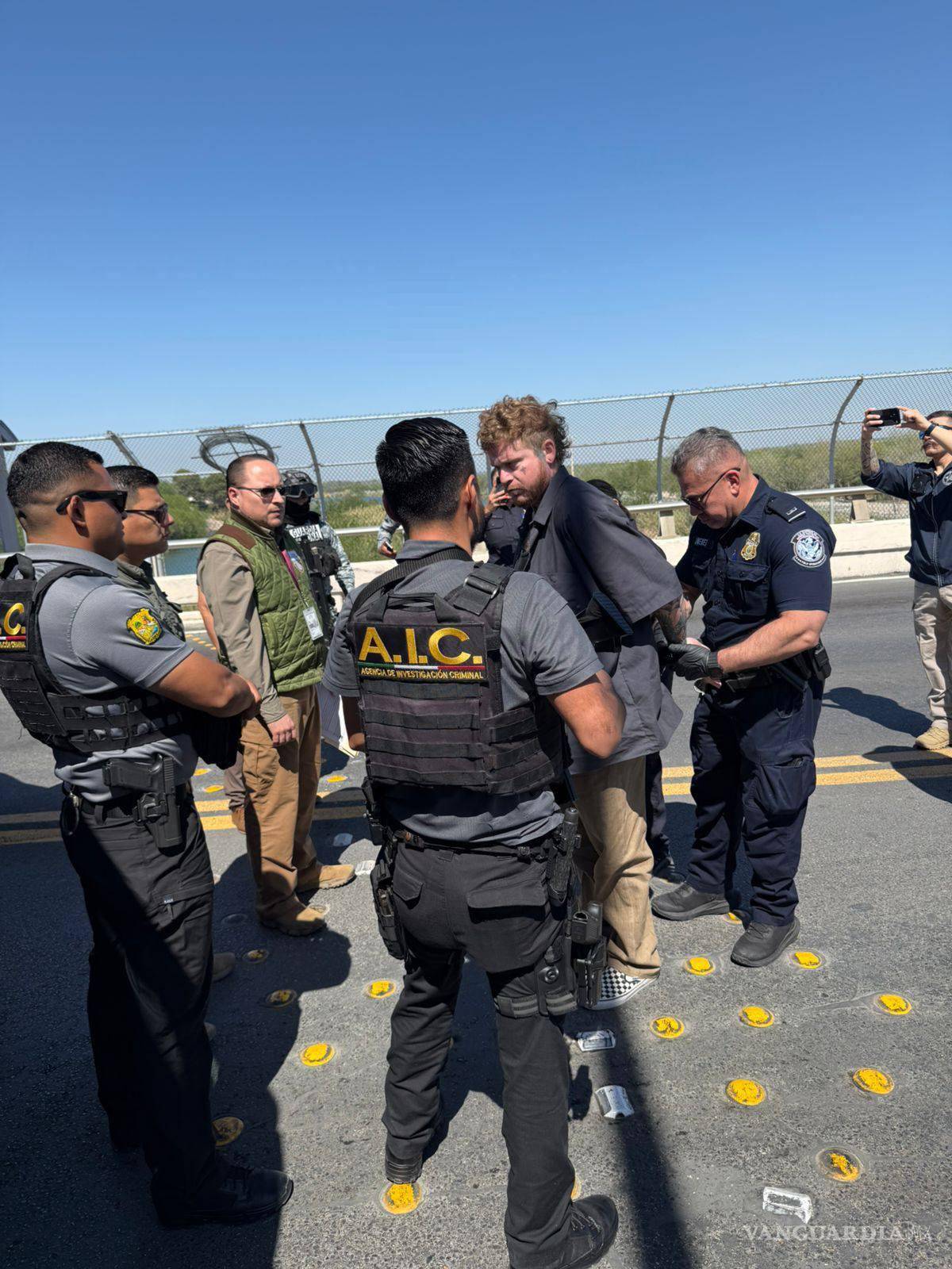 Autoridades de Estados Unidos recibieron al detenido para su traslado y proceso legal. $!Autoridades de Estados Unidos recibieron al detenido para su traslado y proceso legal.