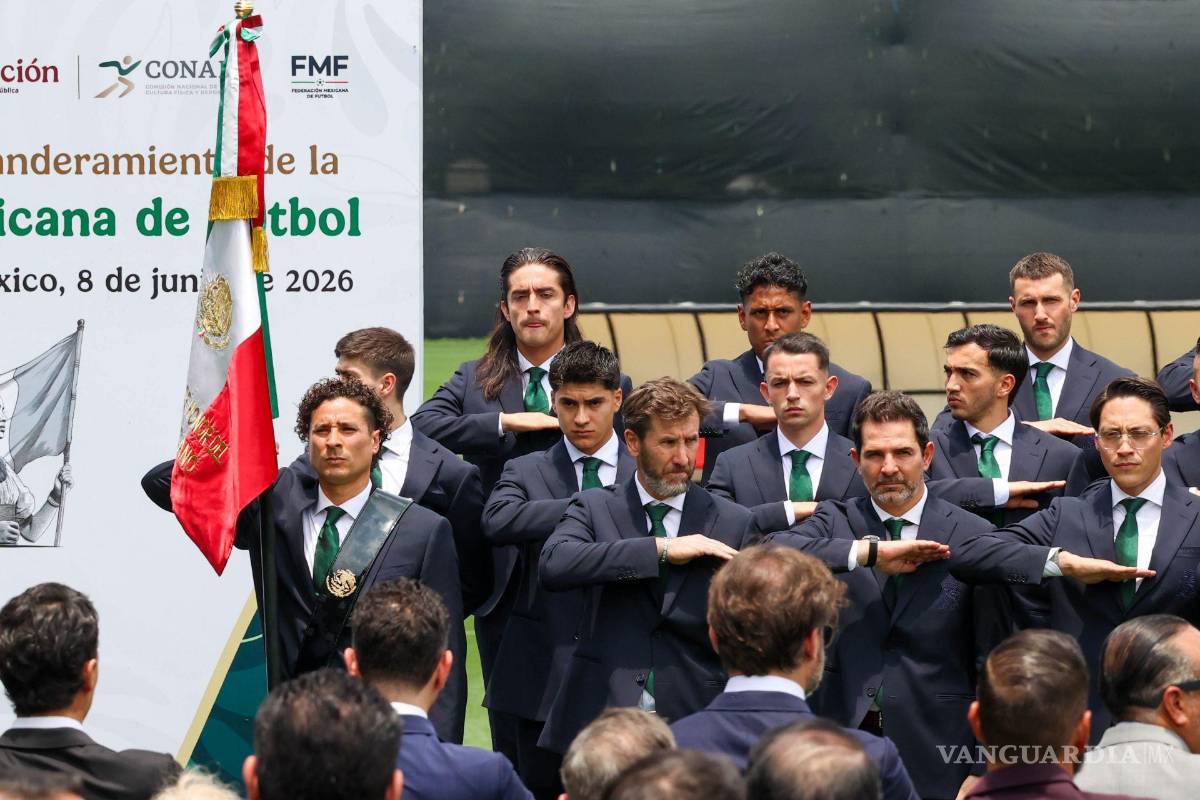 Claudia Sheinbaum Pardo, Presidenta de México, abandero a la Selección Mexicana de Fútbol previo a su participación en la Copa del Mundo 2026, el lábaro patrio fue recibido por el portero Guillermo Ochoa. $!Claudia Sheinbaum Pardo, Presidenta de México, abandero a la Selección Mexicana de Fútbol previo a su participación en la Copa del Mundo 2026, el lábaro patrio fue recibido por el portero Guillermo Ochoa.
