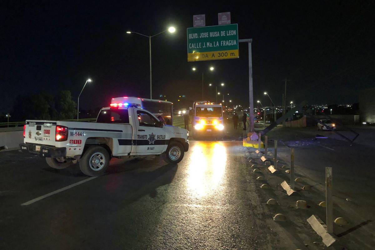 Conductor Choca Y Abandona Su Camioneta Al Norte De Saltillo