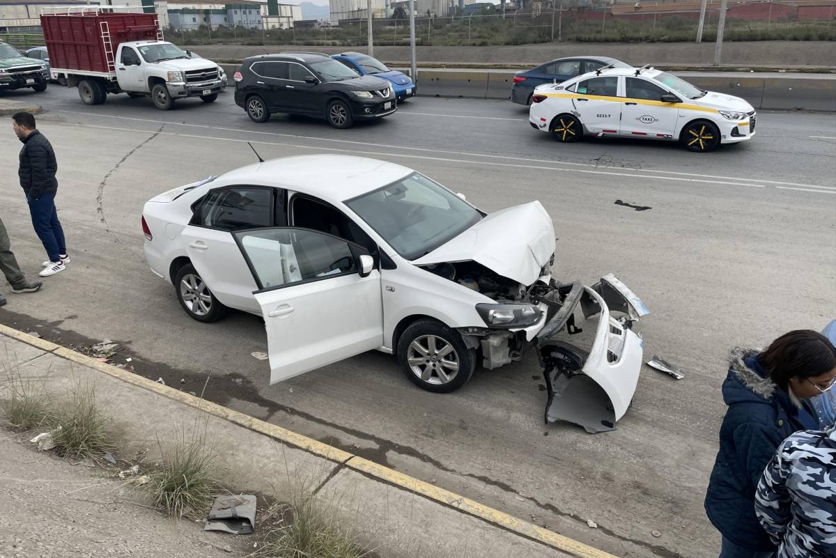 Joven choca por alcance y destroza su auto en periférico LEA de Saltillo