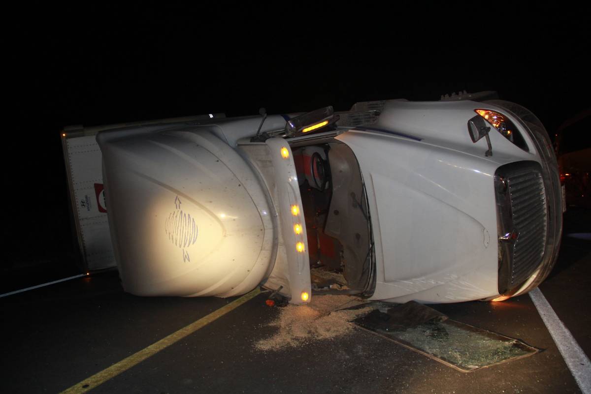 Vuelca tráiler y causa caos vial