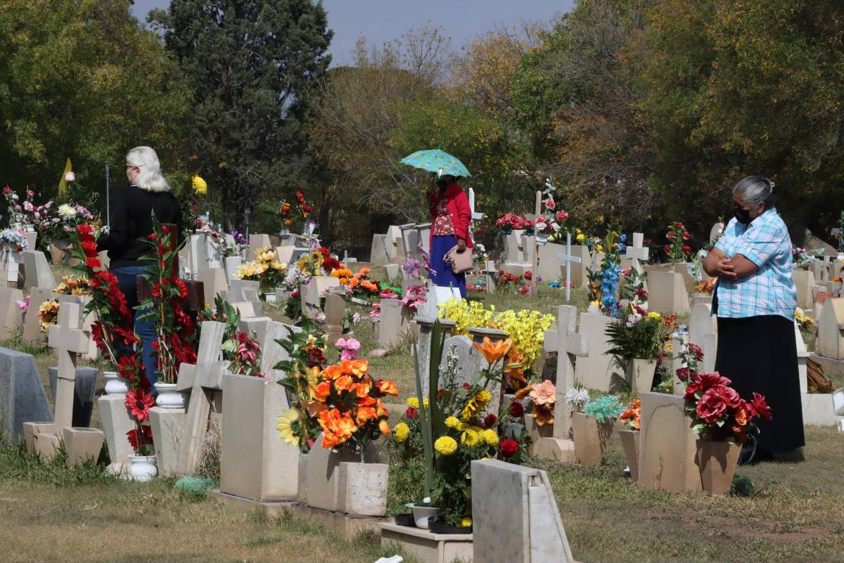 Familias Visitan Panteones De Saltillo Por D A De Todos Los Santos