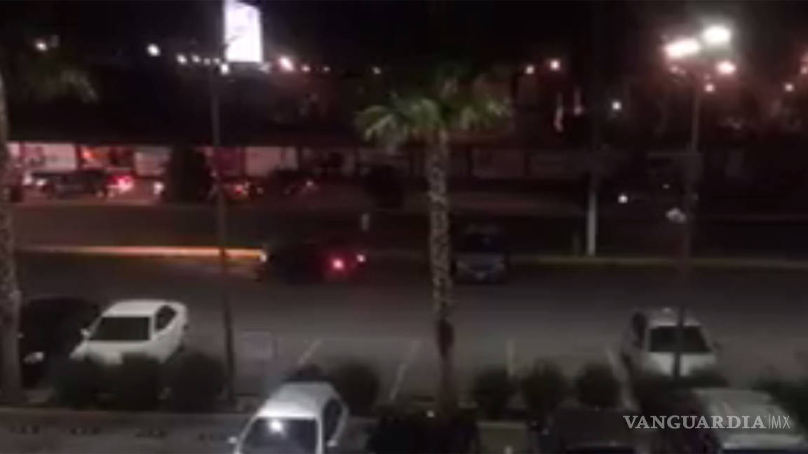 Conductor atropella a joven en estacionamiento de plaza comercial en Saltillo