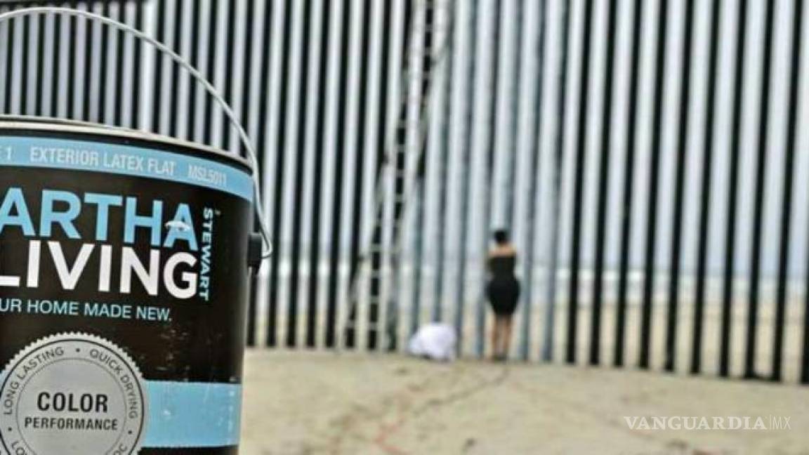 Artistas intentan 'borrar' parte del muro fronterizo en Arizona