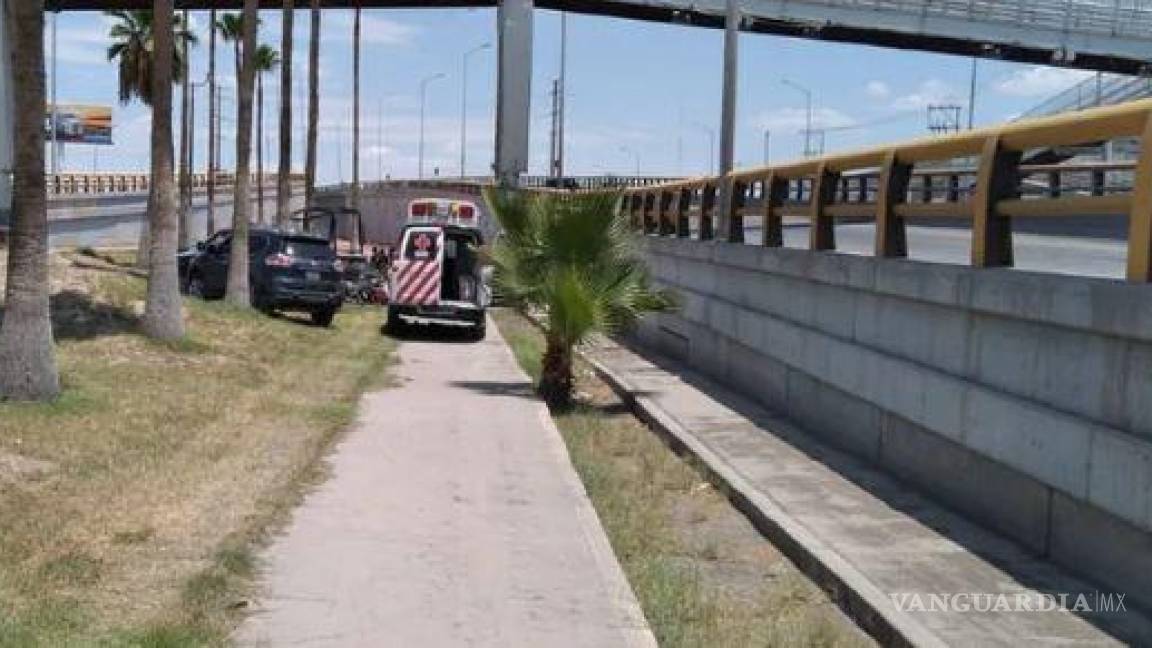 Joven mujer sobrevive tras aparentemente lanzarse de puente peatonal en Torreón
