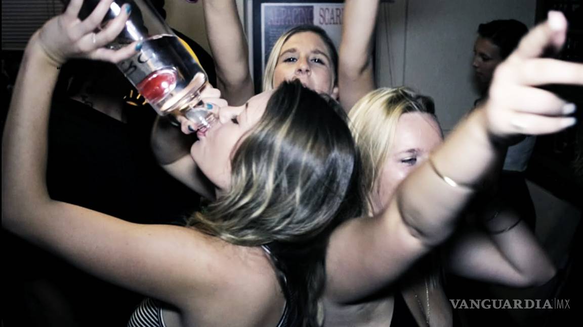 Las mujeres ya son casi tan alcohólicas como los hombres