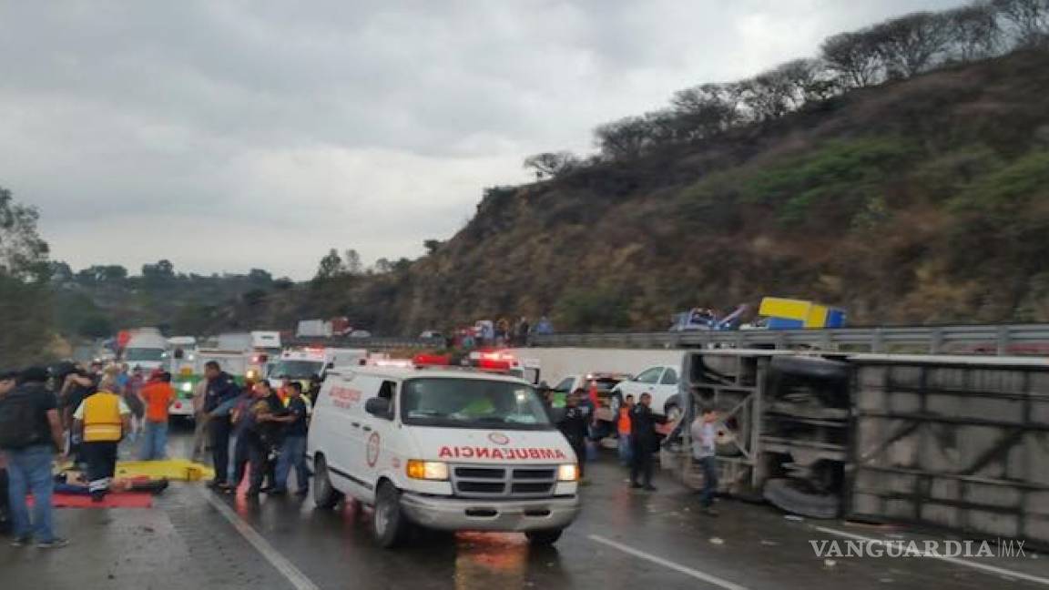 Un muerto y 29 heridos tras volcarse autobús con fans de Guns N’ Roses en la México-Querétaro