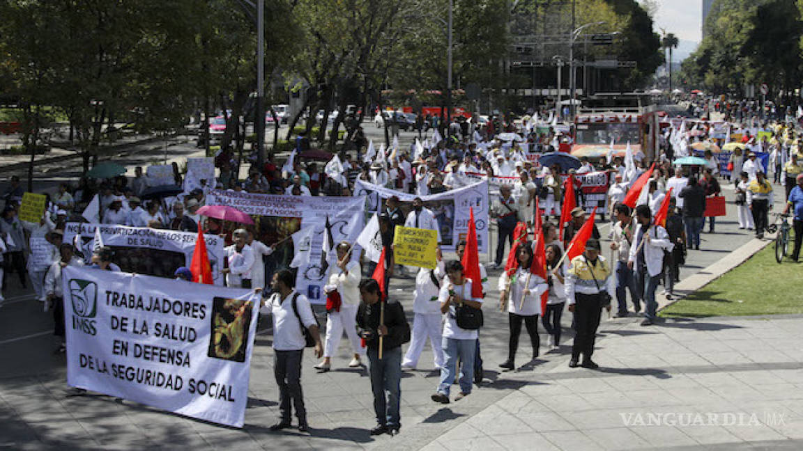 Médicos marchan en su día contra Reforma en materia de Salud, en la CDMX