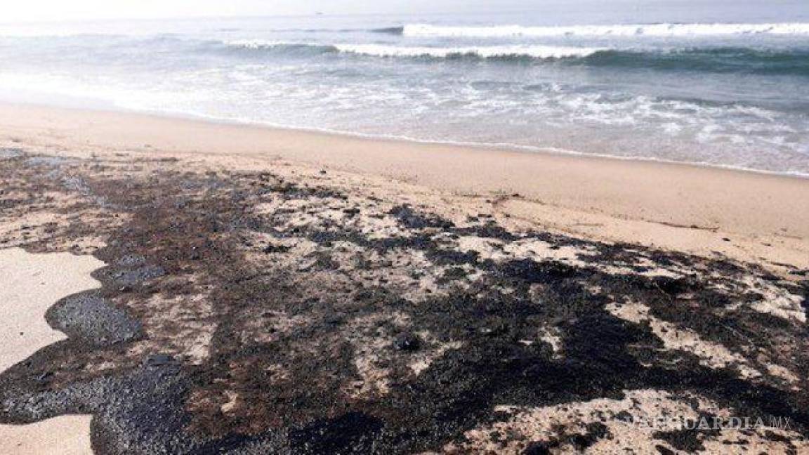 Pemex ‘calla’ por derrame que contamina playas en Salina Cruz; combustible cubre animales y arena