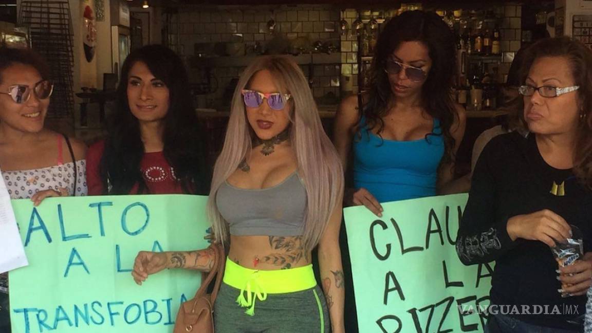 Pizzería de la CDMX discriminó a mujeres trans, comunidad LGBT protesta