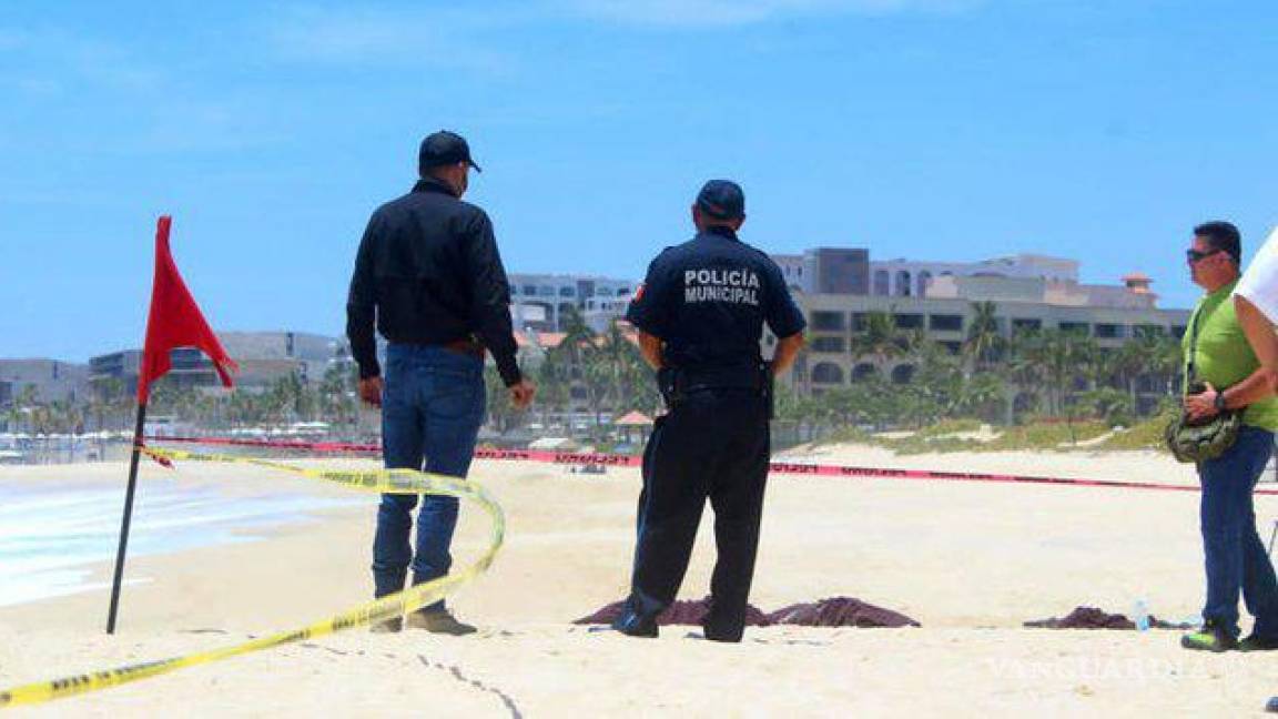 Ola gigante se ‘tragó’ a dos mujeres que caminaban por playa de Los Cabos
