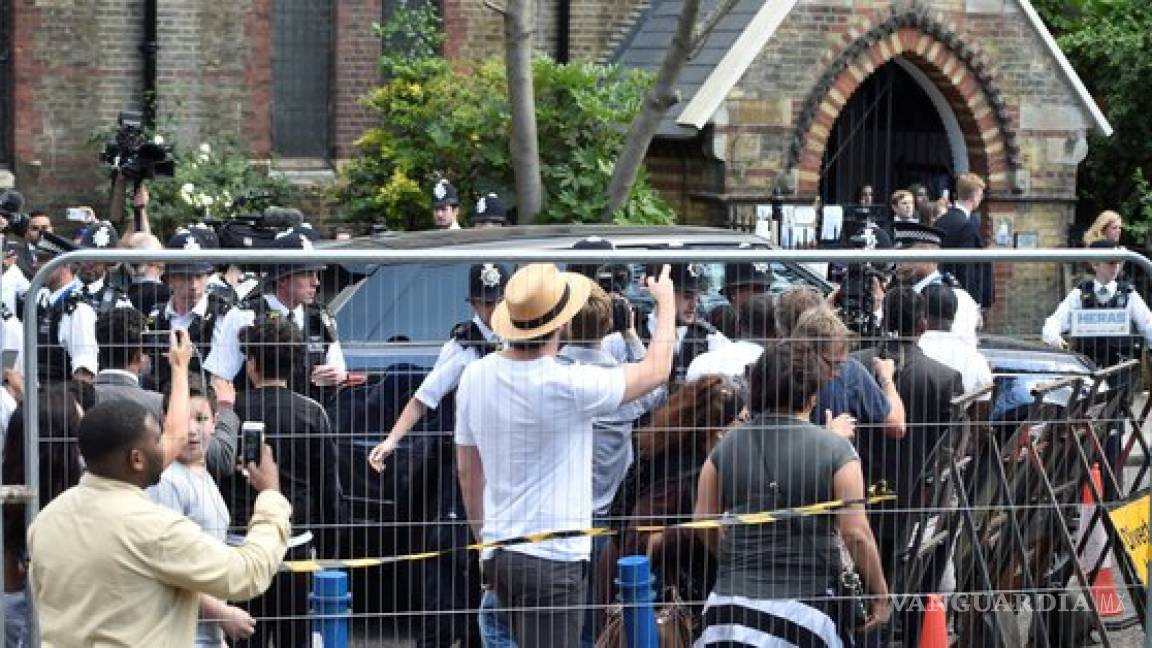 Protestan fuera de iglesia donde se encontraba Theresa May por incendio en Londres