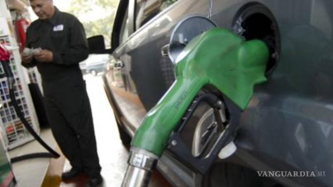 Precio de gasolina baja menos que los factores para determinarlo