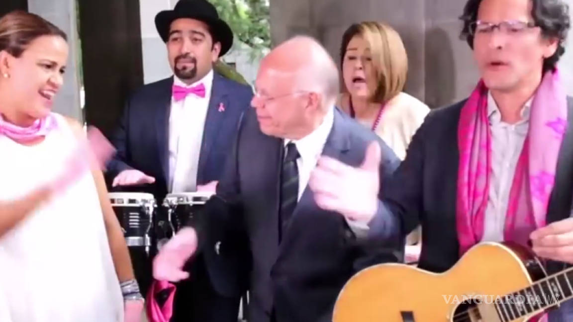 José Narro Robles, Reyes Baeza y Mikel Arriola bailan contra el cáncer de mama (Video)
