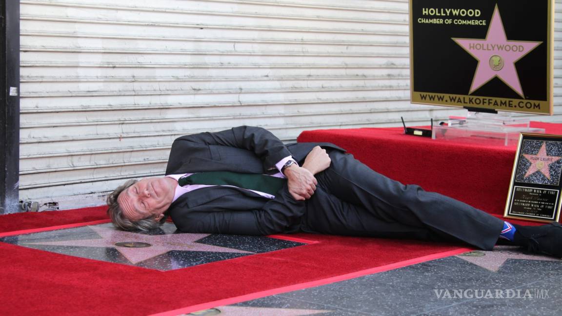 Hugh Laurie devela su estrella en el Paseo de la Fama de Hollywood