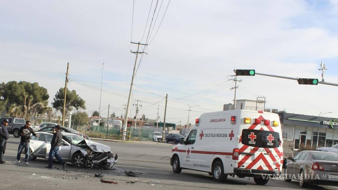 Camión se pasa el alto y provoca choque doble en Bellavista Saltillo